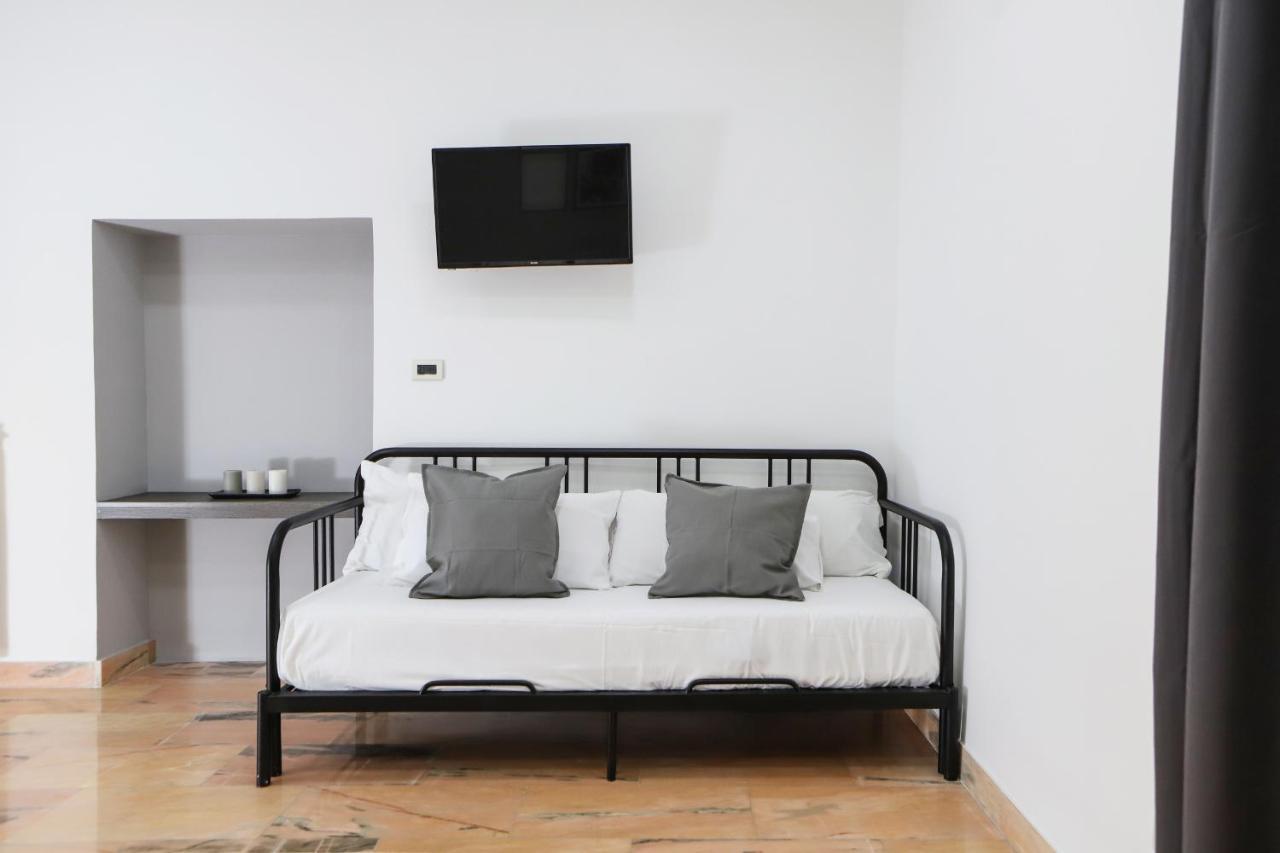 Modern Apartment At Piazza Del Gesu' By Wonderful Italy نابولي المظهر الخارجي الصورة